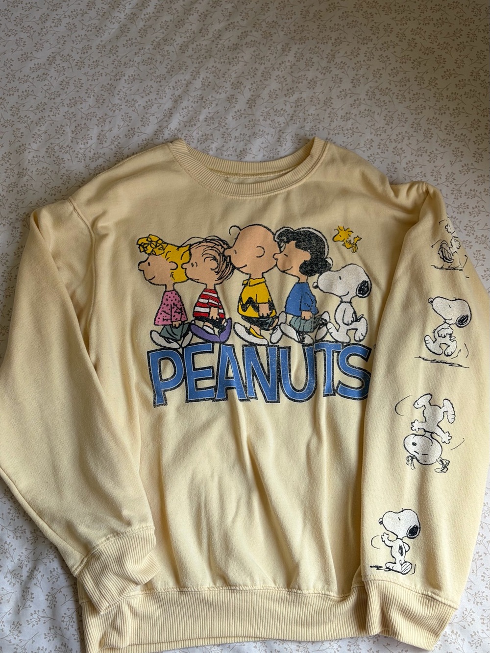 Peanuts Snoopy & Friends Graphic Light Yellow
Sweatshirt Size 2X
